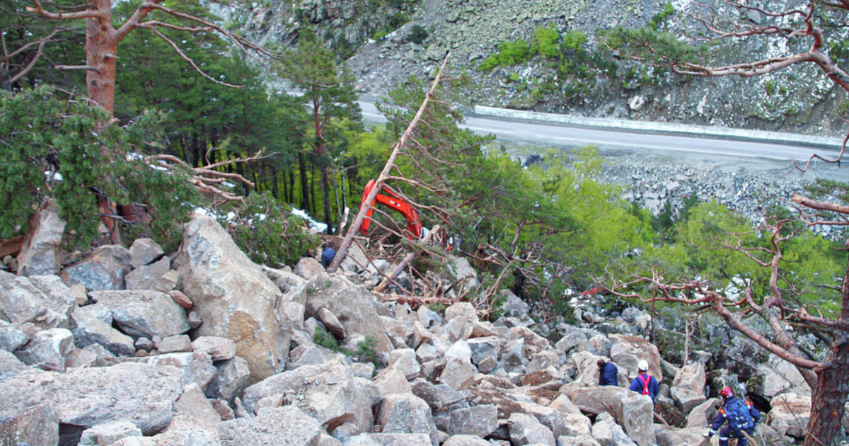 11 российских альпинистов попали под камнепад в Северной Осетии