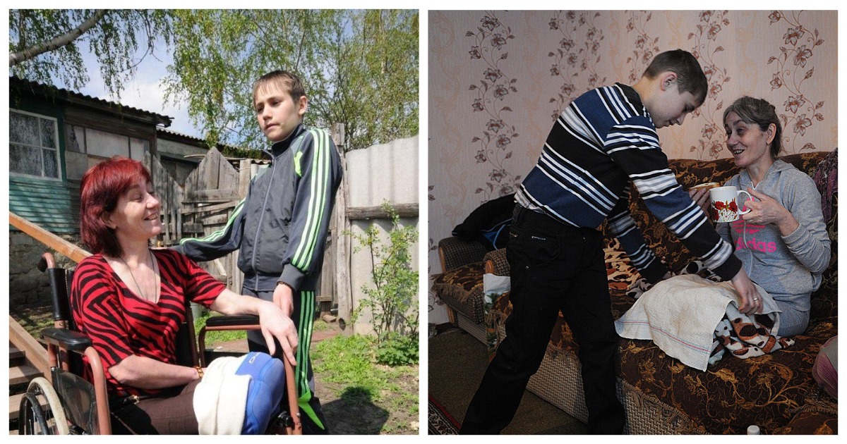 Как живет Игорь, который с 11 лет носит маму без ног и зрения на руках