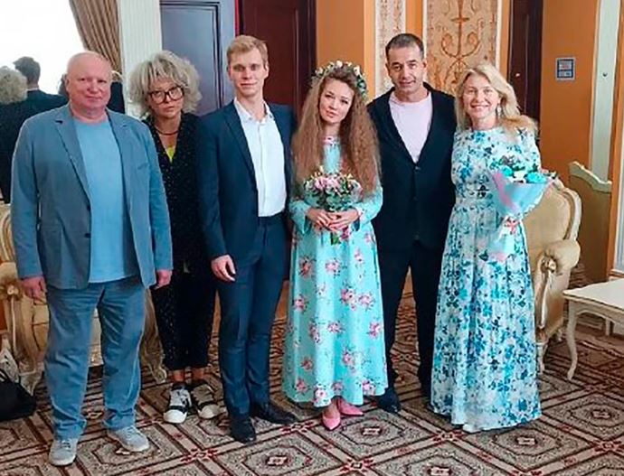 Певцов удивил фотографиями Дроздовой на свадьбе приемной дочери