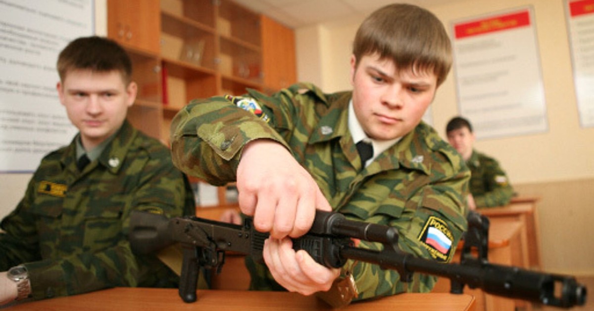 Рособрнадзор будет собирать данные о школьниках для воинского учета