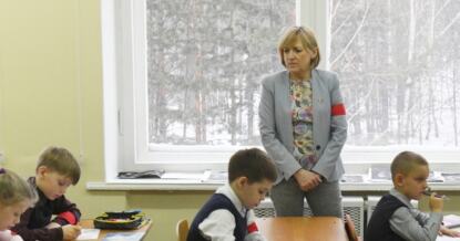 Профессор объяснила, как ставить ударение в слове «звонит»