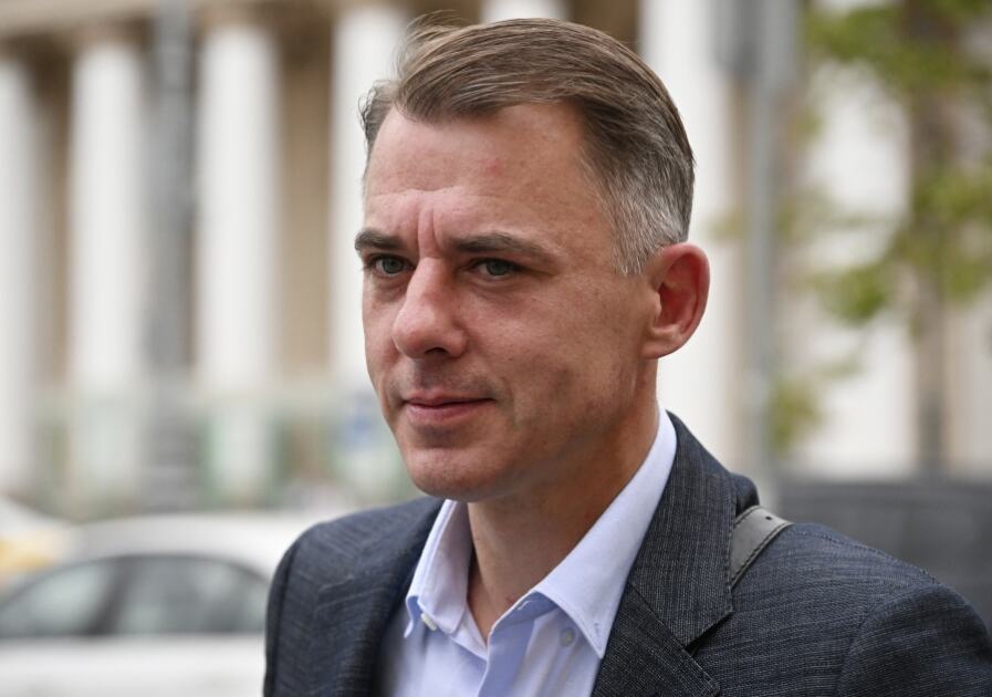 Бывший муж Климовой Петренко привел трех дочерей на школьную линейку Бывший муж Климовой Петренко привел трех дочерей на школьную линейку