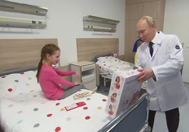 Владимир Путин опустился на одно колено в детском онкоцентре