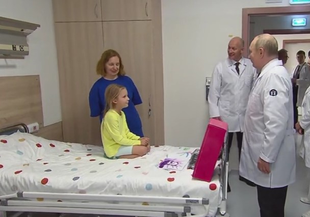 Владимир Путин опустился на одно колено в детском онкоцентре