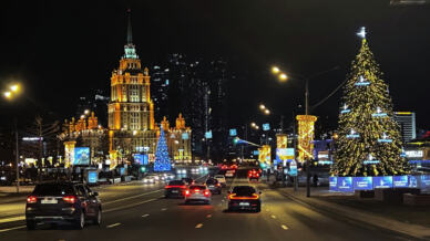 В центре Москвы появился гигантский мандарин