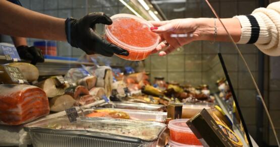 Названы подешевевшие в России виды икры