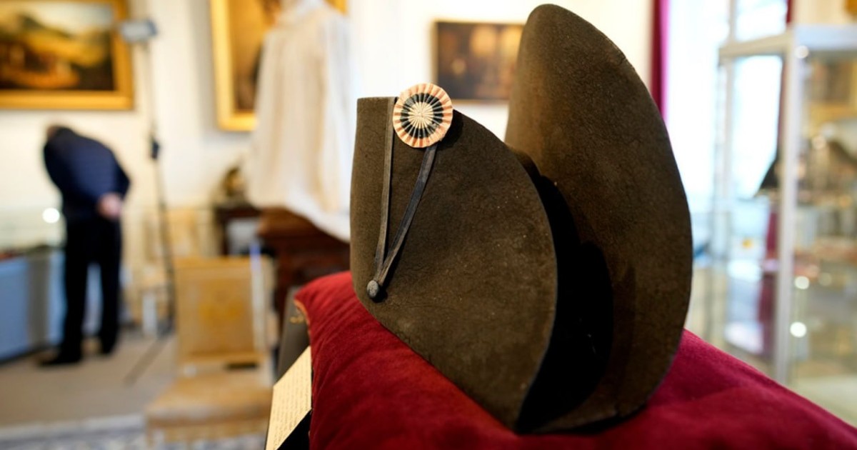 Шляпу Наполеона продали на аукционе за почти 2 млн евро
