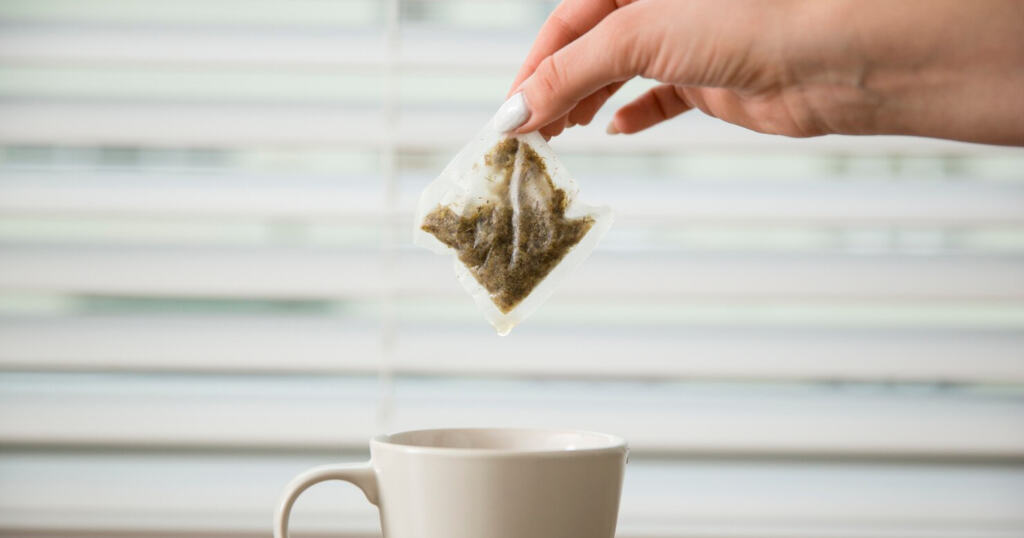 Физиолог объяснила, чем опасен чай в пакетиках