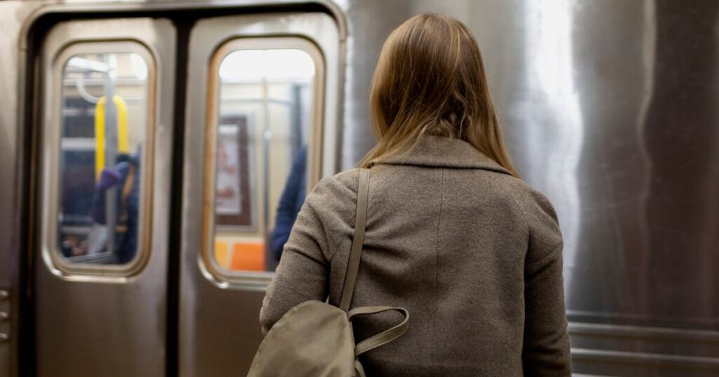 Модель впала в кому на станции метро в Москве и скончалась