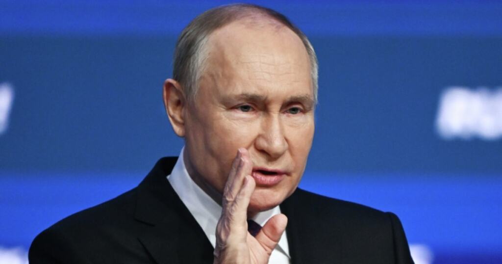 Путин увидел жалобу женщины на экране про отопление, велел разобраться