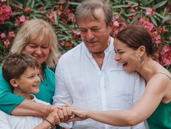 Марина Александрова показала редкие фото родителей в годовщину их свадьбы