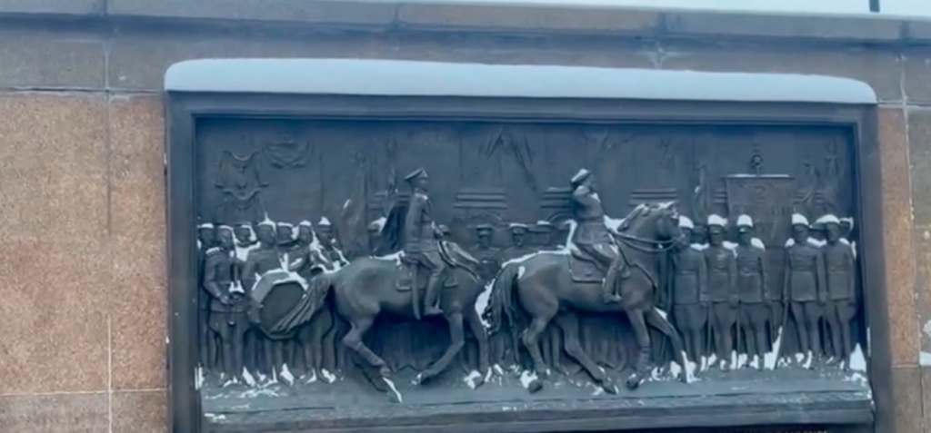 На Красной площади неизвестные отпилили голову коня на горельефе «Парад Победы»