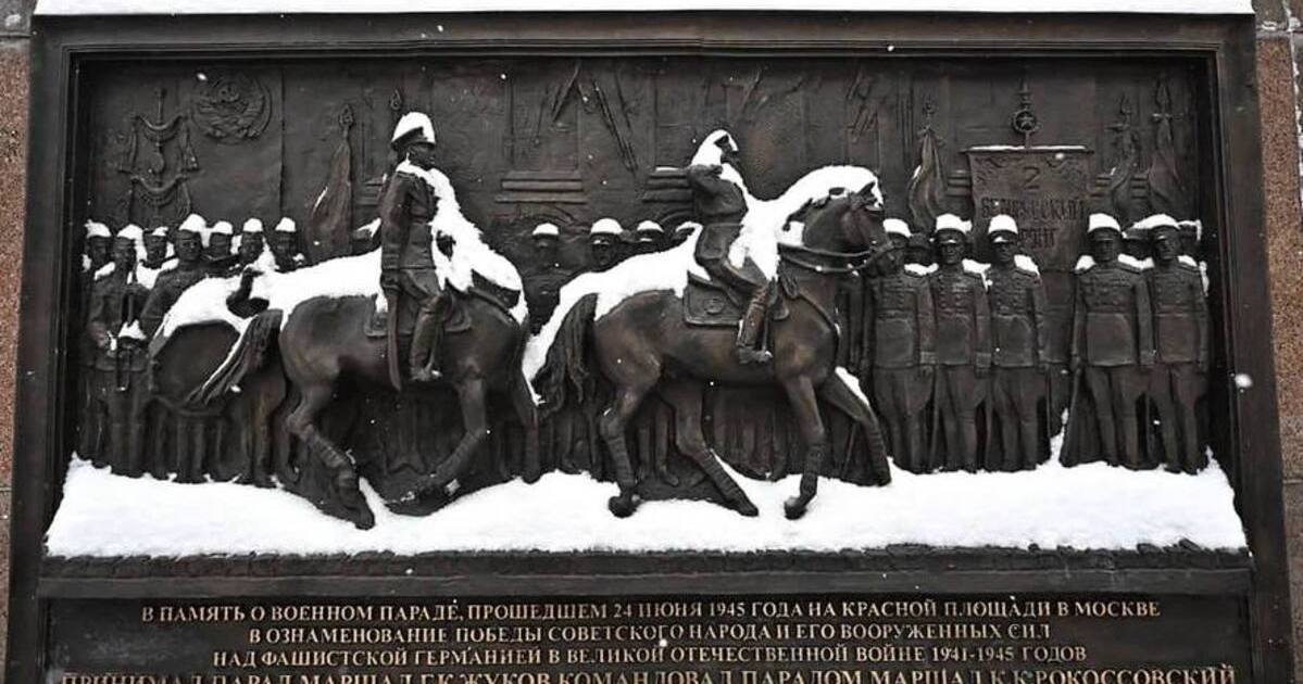 На Красной площади неизвестные отпилили голову коня на горельефе «Парад Победы»
