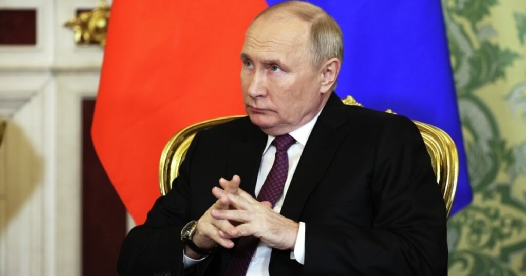 Песков рассказал, когда выйдет интервью Путина Карлсону на русском