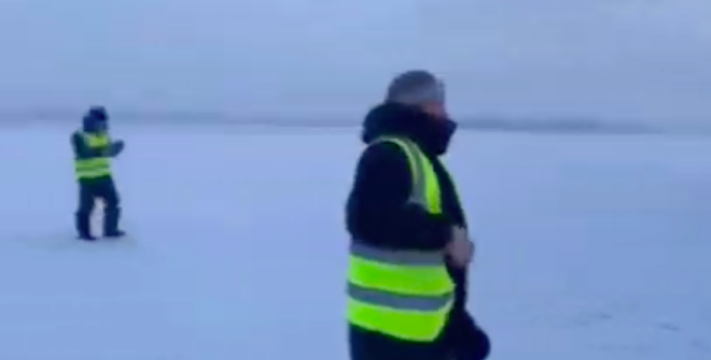 Самолет сел на замерзшую реку в Якутии