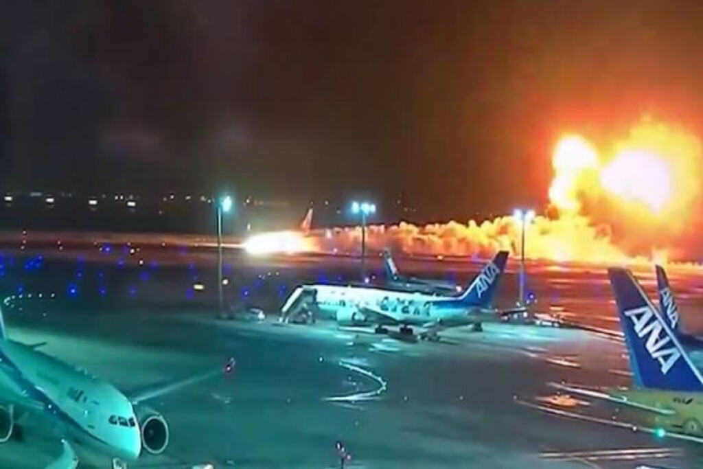 В токийском аэропорту после столкновения загорелся самолет