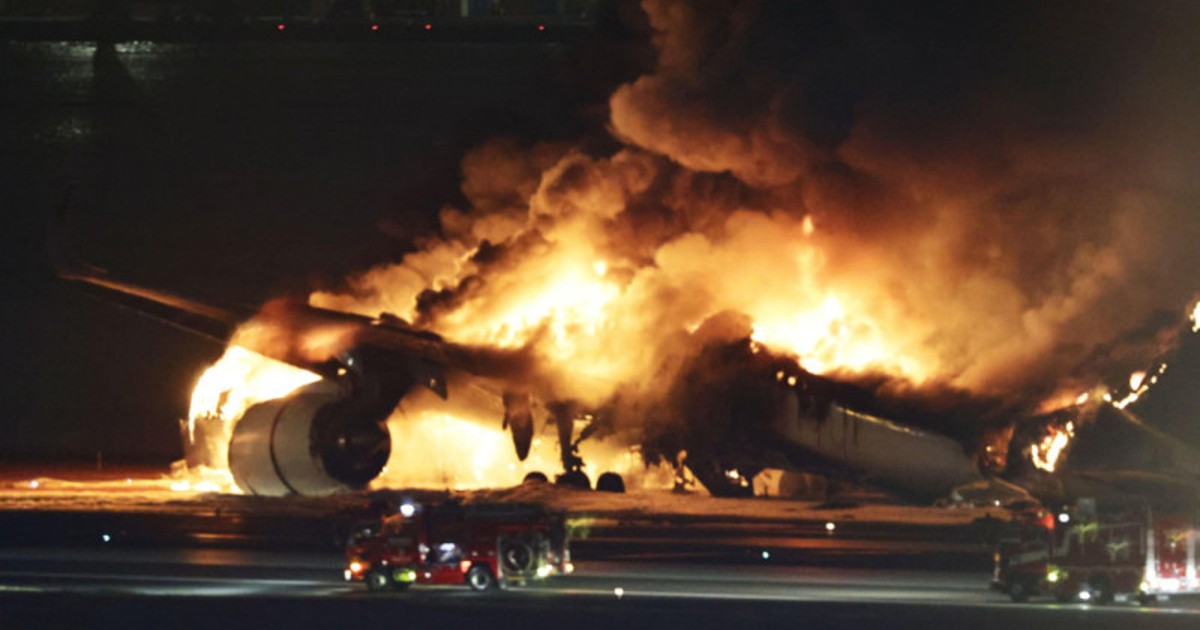 Названо число погибших после столкновения самолетов в аэропорту Токио