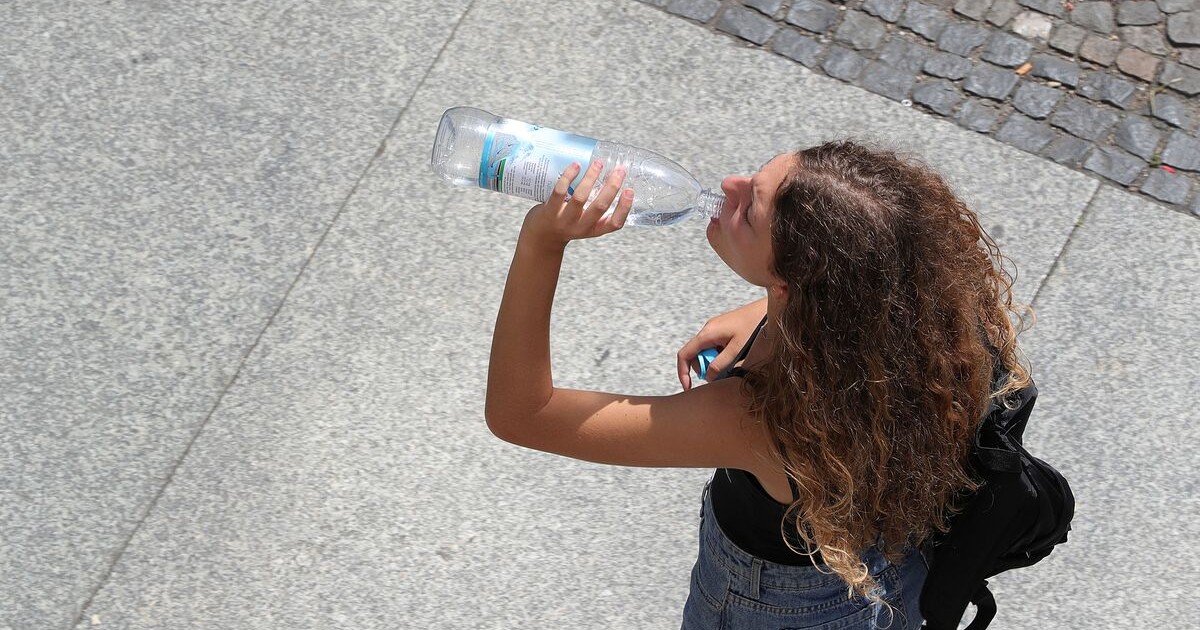 Ученые оценили объем вредоносного нанопластика в бутылке воды