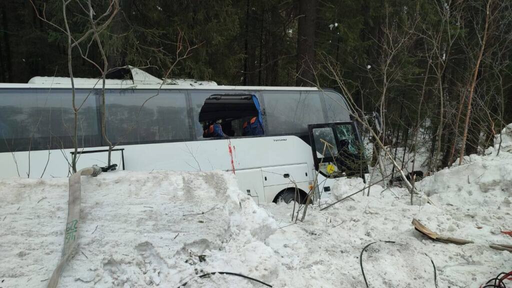 Автобус с детской хоккейной командой перевернулся в Свердловской области