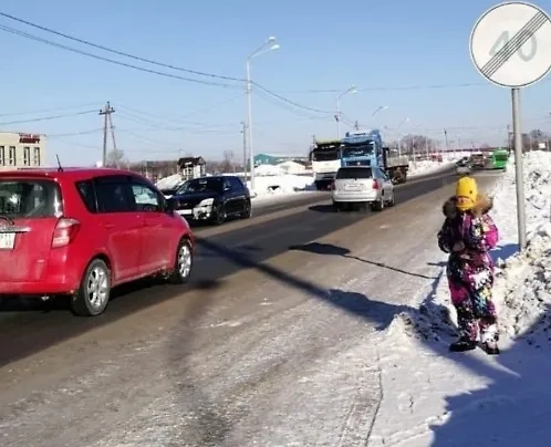 Водитель автобуса высадил ребенка на безлюдной улице в холод