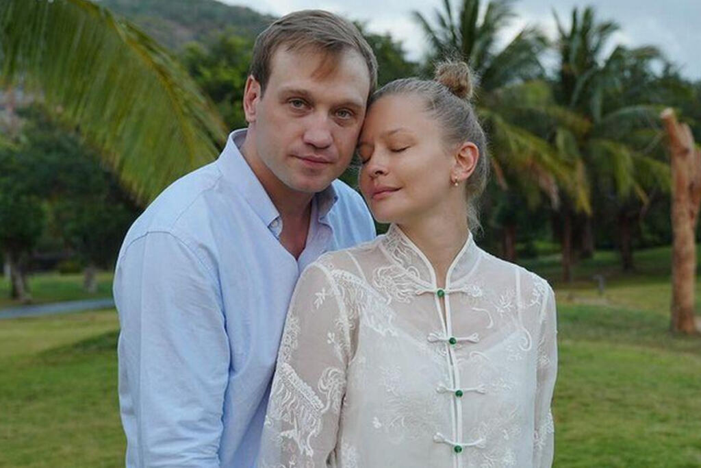 Юлия Пересильд подогрела слухи о свадьбе с Тройником фотографиями с отдыха