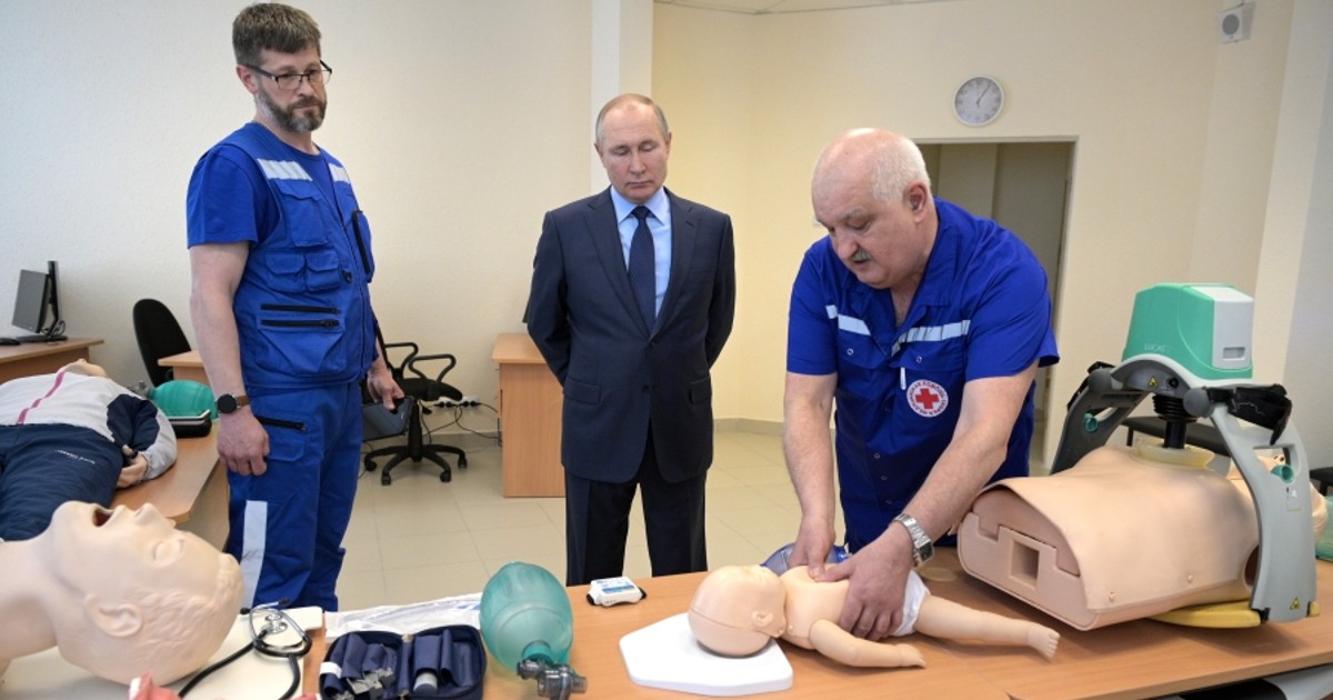 Путин потребовал повысить зарплаты медикам