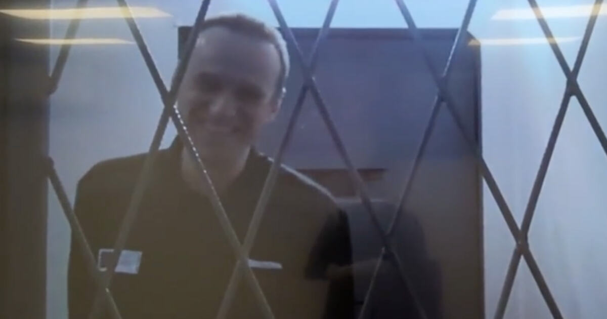 Видео с Навальным* за день до смерти выложили в Сети