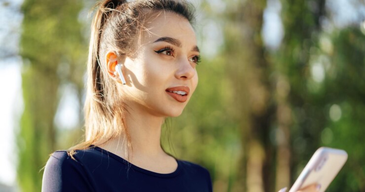 Врач предупредил об опасности наушников-вкладышей для органов слуха