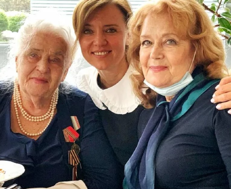 102-летняя мама Ирины Алферовой попала в больницу с серьезной травмой