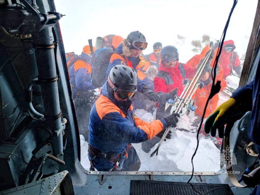 На Камчатке 11 туристов попали под лавину
