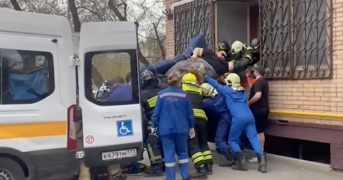 Спасатели достали из квартиры москвича весом около 400 кг