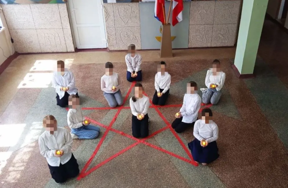 В российских школах дети стояли на коленях в рамках памятной акции
