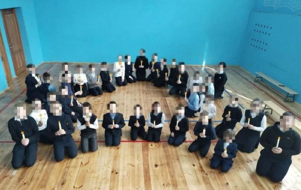 В российских школах дети стояли на коленях в рамках памятной акции