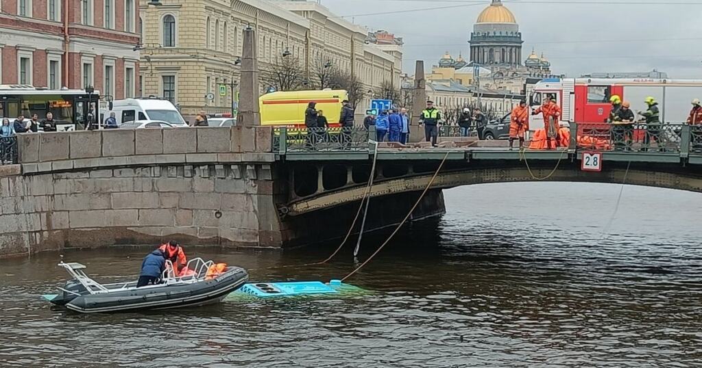 Автобус упал с моста в реку в центре Петербурга, в салоне были пассажиры