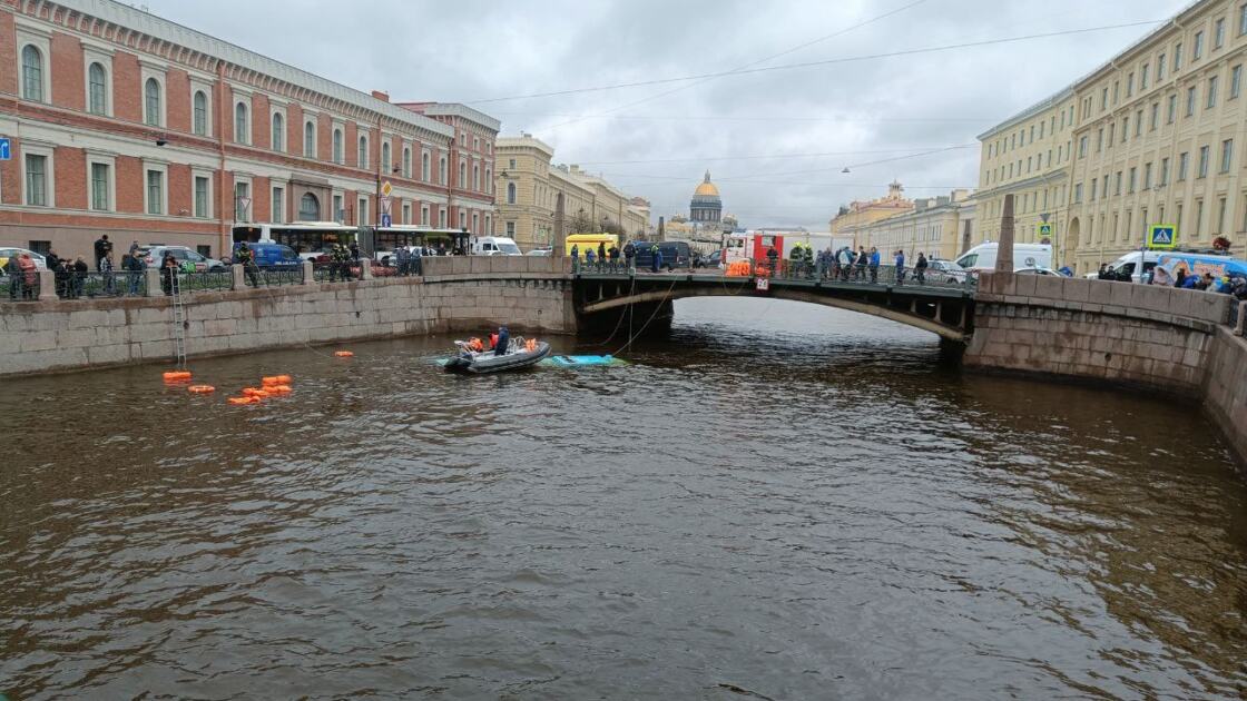 Автобус упал с моста в питере сколько. Автобус упал с моста в питере сколько