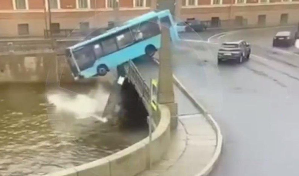 Опубликованы фото погибших при падении автобуса в реку в Петербурге