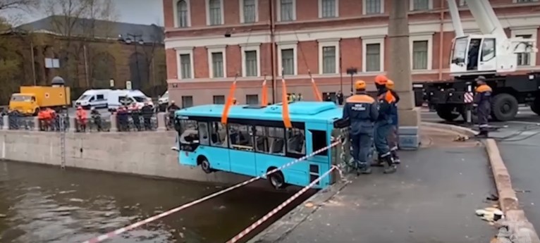 При падении автобуса в реку в Петербурге погибла преподаватель СПБГУ