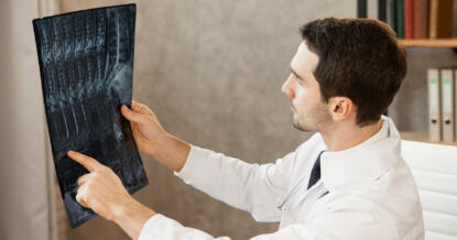 Невролог назвал основные причины боли в затылке