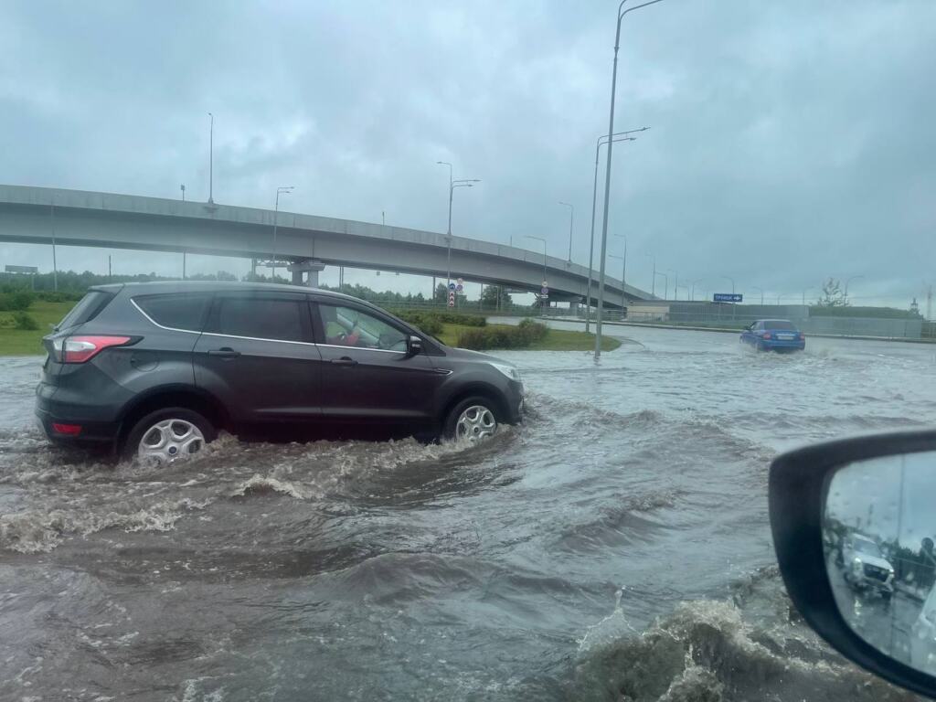 Вода льется с потолков и из розеток: на Рублевке мощный потоп