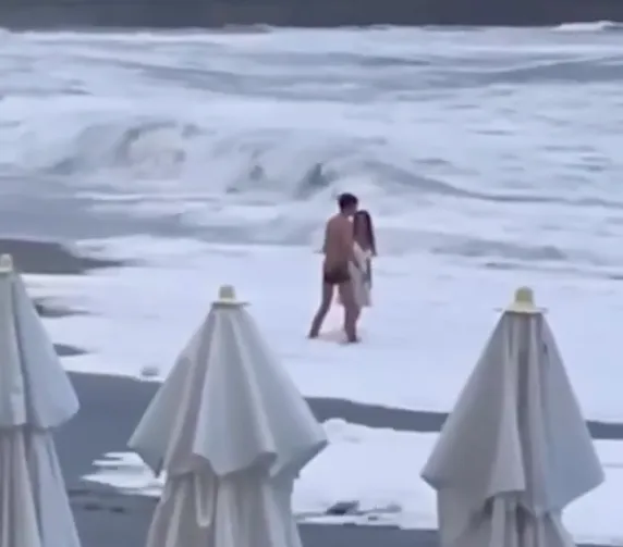 Гулявшую по берегу девушку унесло в открытое море в Сочи