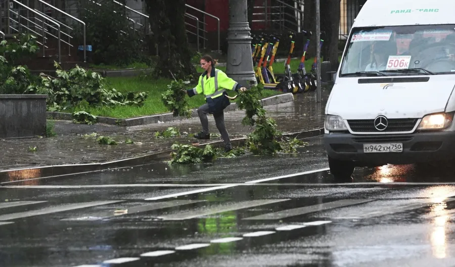 Человек погиб во время урагана в Москве