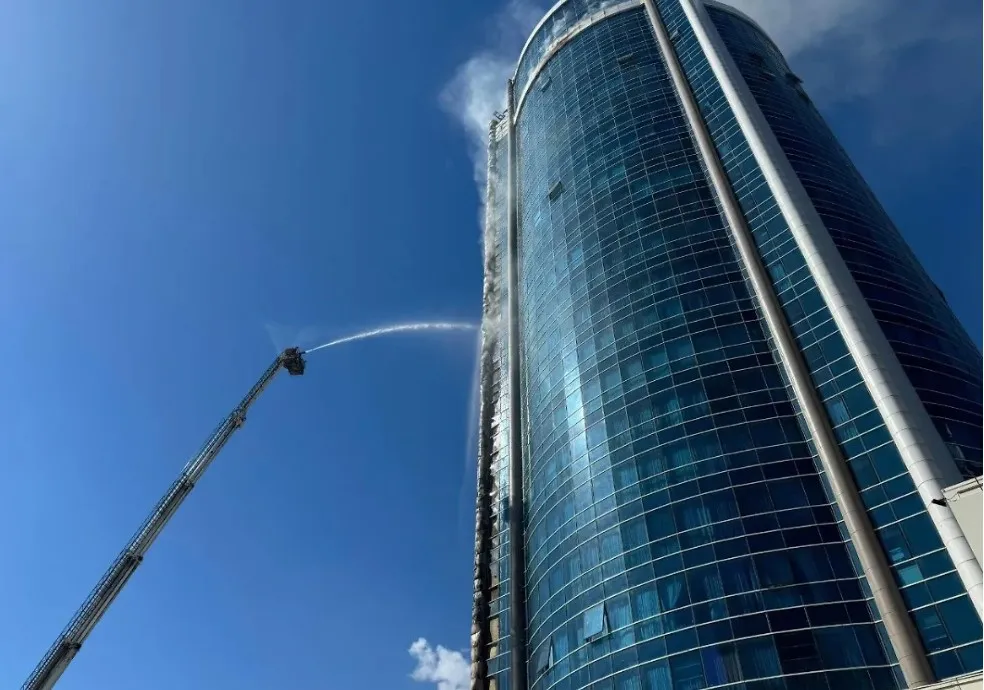26-этажный жилой небоскреб загорелся в Астане