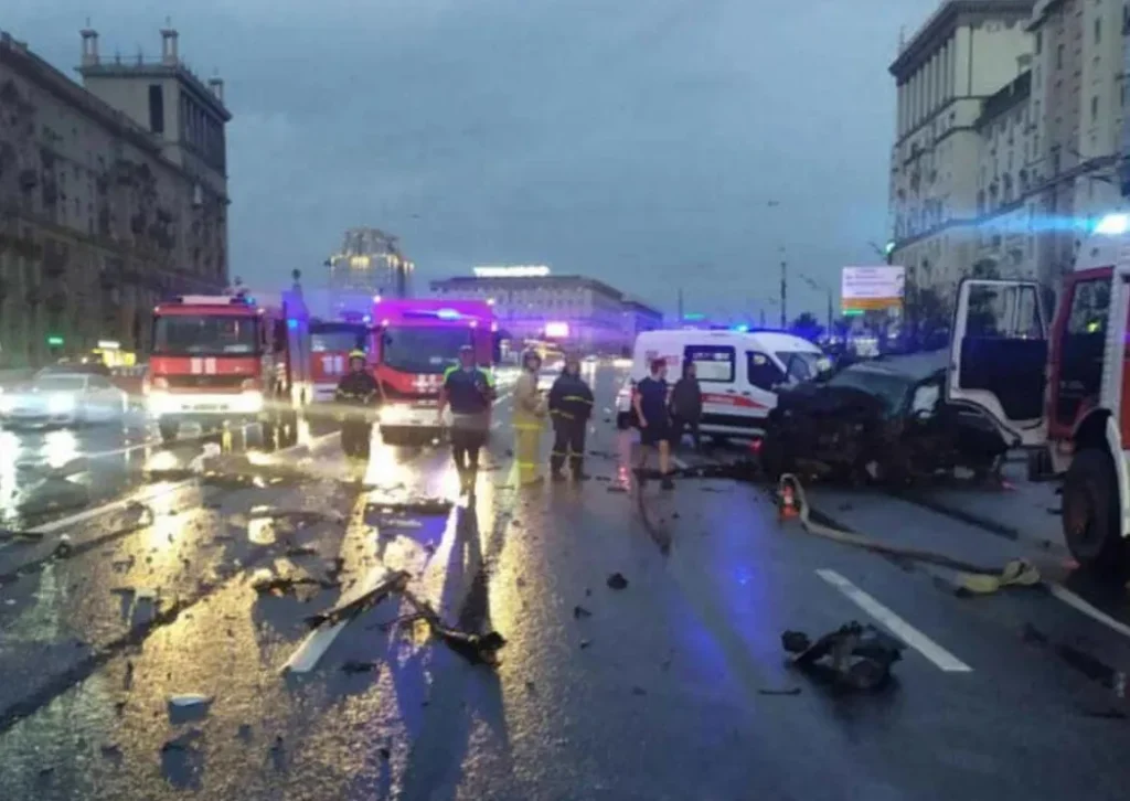 Tesla разорвало на части при массовом ДТП в центре Москвы