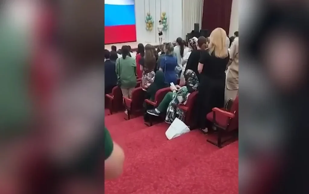 Родителей школьников оштрафуют за отказ слушать гимн России