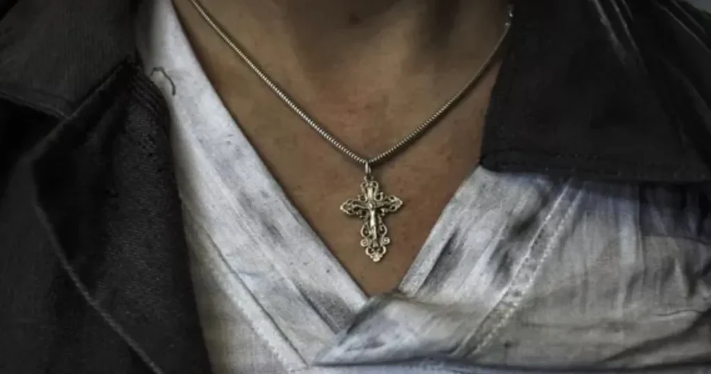 Блогер из Дагестана растоптал и оплевал православный крест