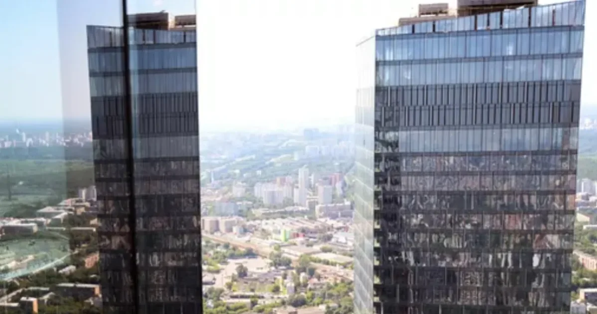Падение с 13 этажа чудом выжившей сибирячки попало на видео
