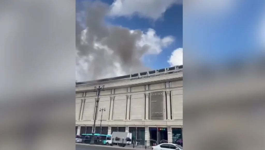 Торговый центр загорелся в Санкт-Петербурге