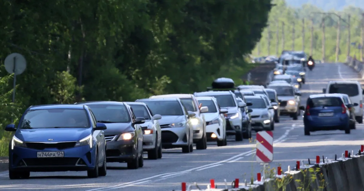 Более 2 тысяч автомобилей скопилось в очереди к Крымскому мосту