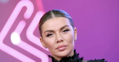 Анна Седокова показала, кто был рядом с ней на хоккейном матче