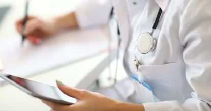 Оториноларинголог объяснила, как правильно промывать нос морской водой